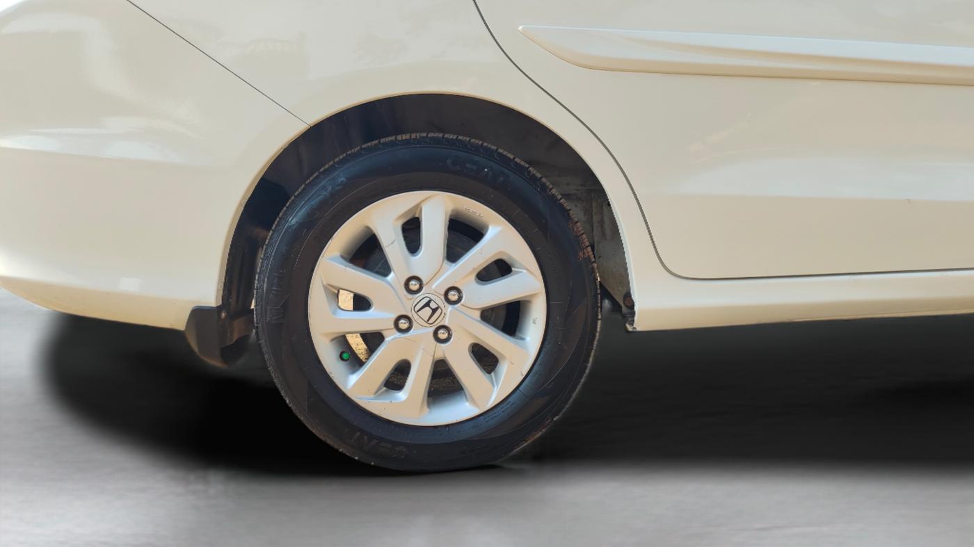 2014 Honda Mobilio 1.5L I-DTEC V, Diesel, Manual, 1,10,229 km, Right Rear Wheel