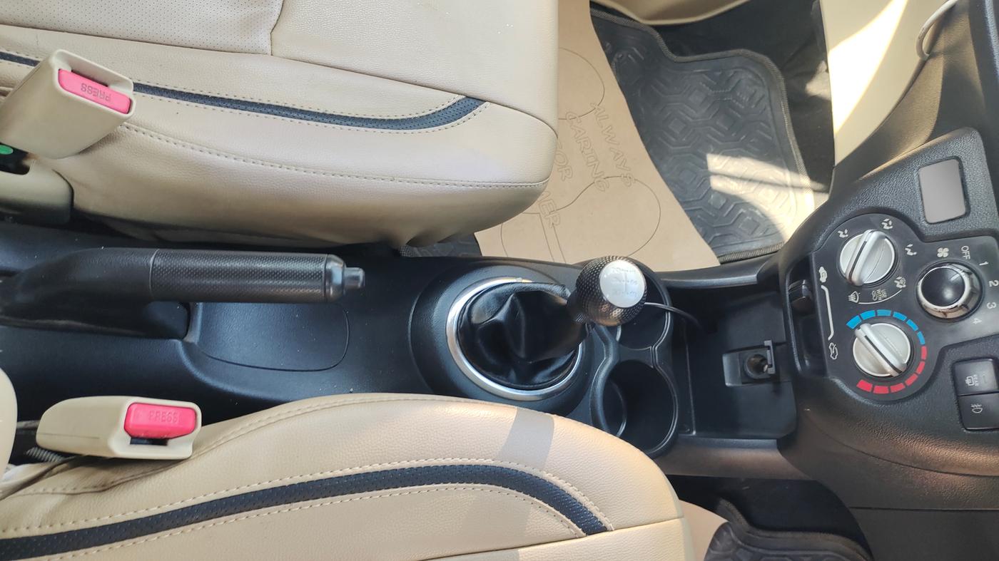 2014 Honda Mobilio 1.5L I-DTEC V, Diesel, Manual, 1,10,229 km, Gear Lever