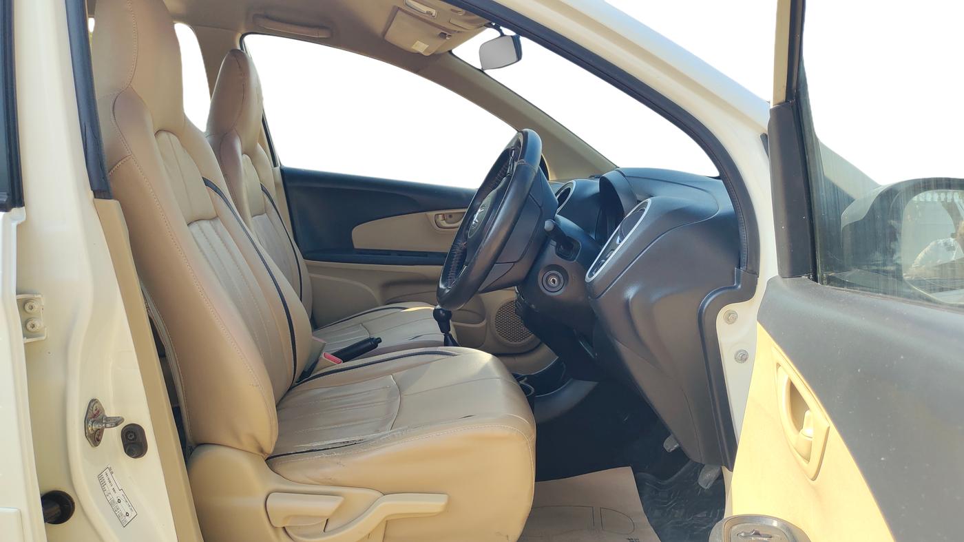 2014 Honda Mobilio 1.5L I-DTEC V, Diesel, Manual, 1,10,229 km, Right Side Front Door Cabin