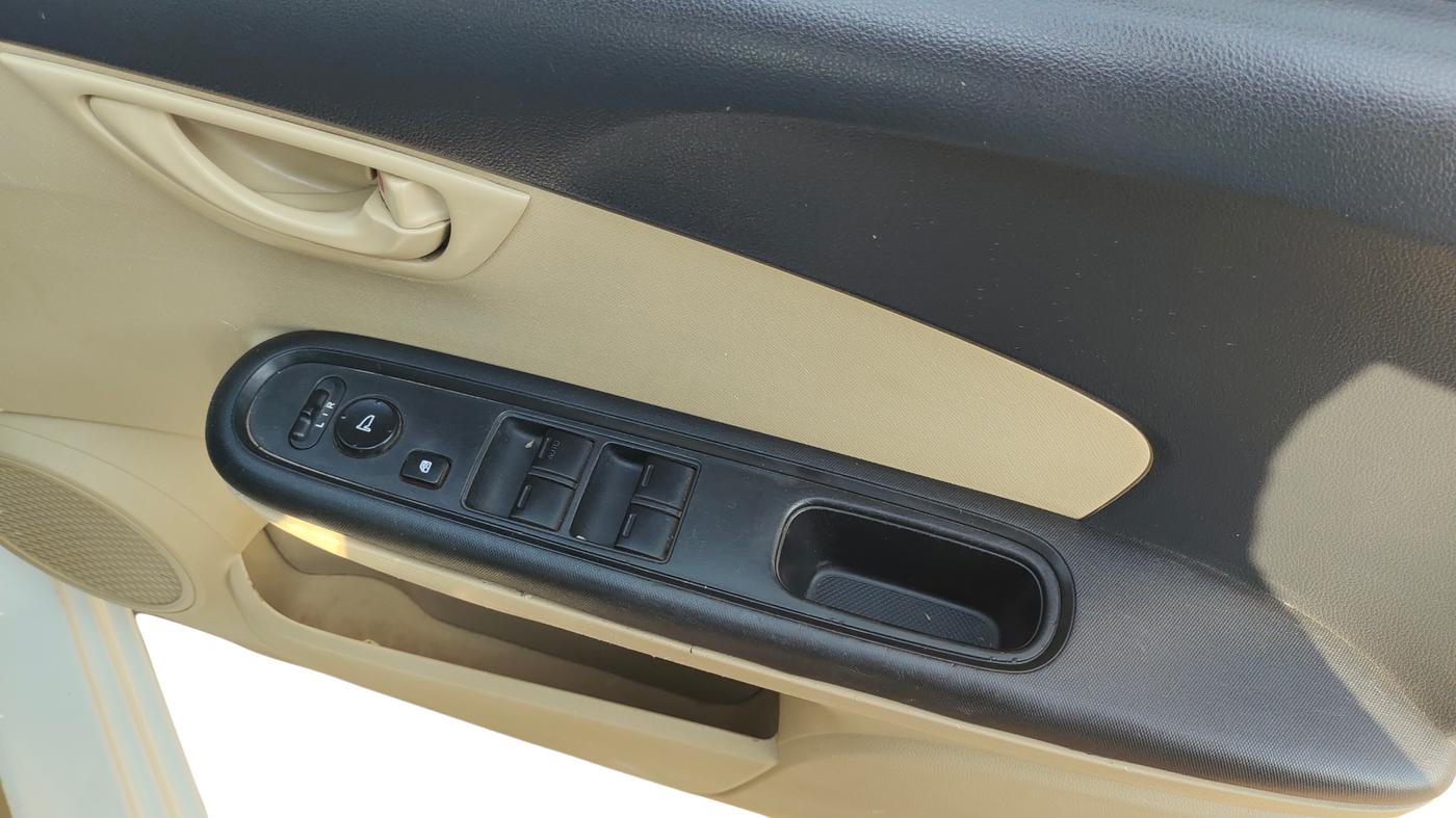 2014 Honda Mobilio 1.5L I-DTEC V, Diesel, Manual, 1,10,229 km, Driver Side Door Panel Controls
