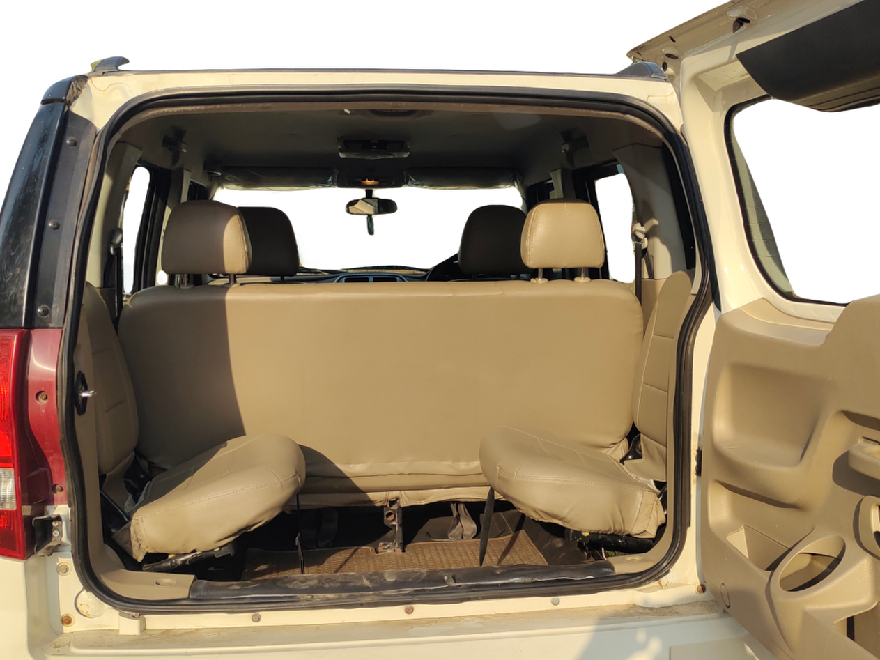 2016 Mahindra TUV300 T8, Diesel, Manual, 61,617 km, Boot Inside