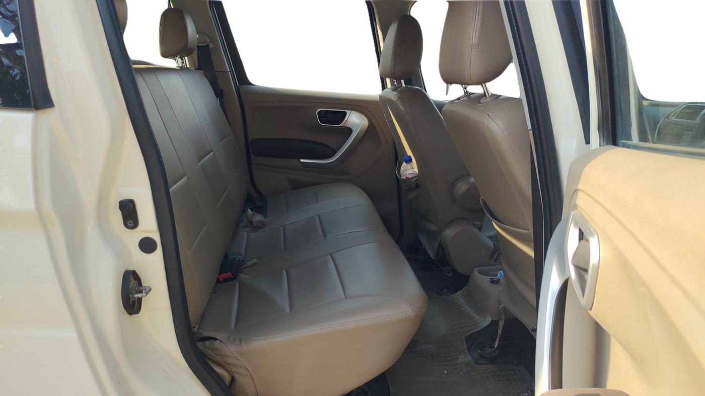 2016 Mahindra TUV300 T8, Diesel, Manual, 61,617 km, Right Side Rear Door Cabin