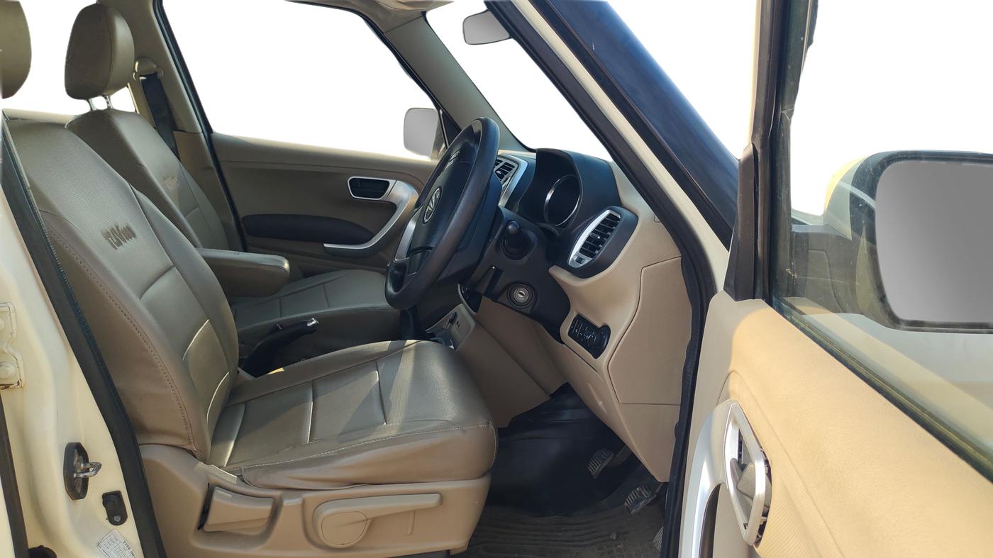 2016 Mahindra TUV300 T8, Diesel, Manual, 61,617 km, Right Side Front Door Cabin