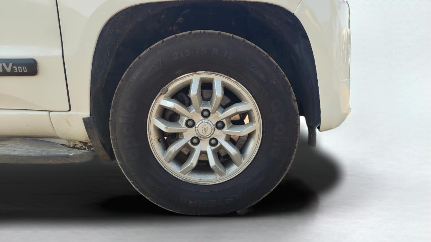 2016 Mahindra TUV300 T8, Diesel, Manual, 61,617 km, Right Front Wheel