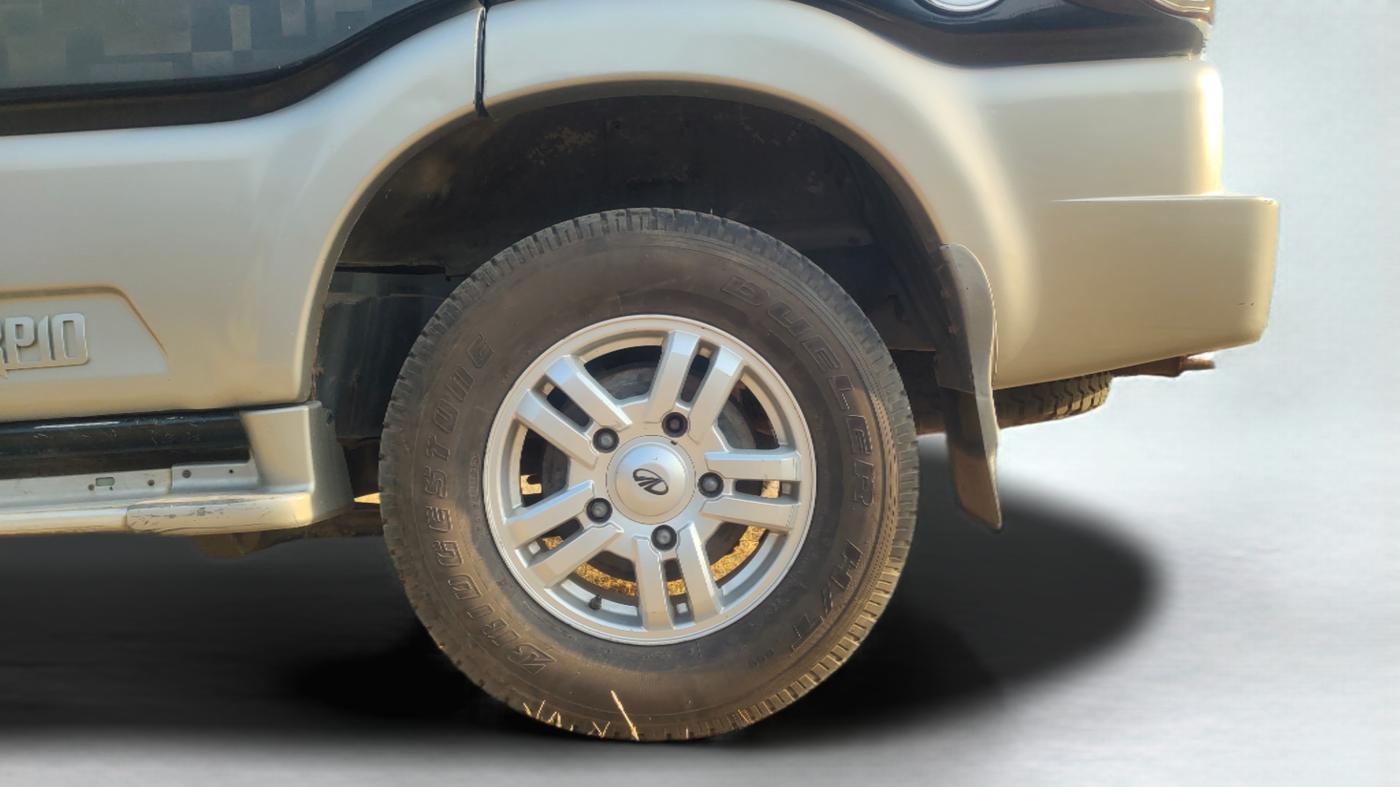 2013 Mahindra Scorpio VLX 2WD AIRBAG, Diesel, Manual, 1,35,000 km, Left Rear Wheel