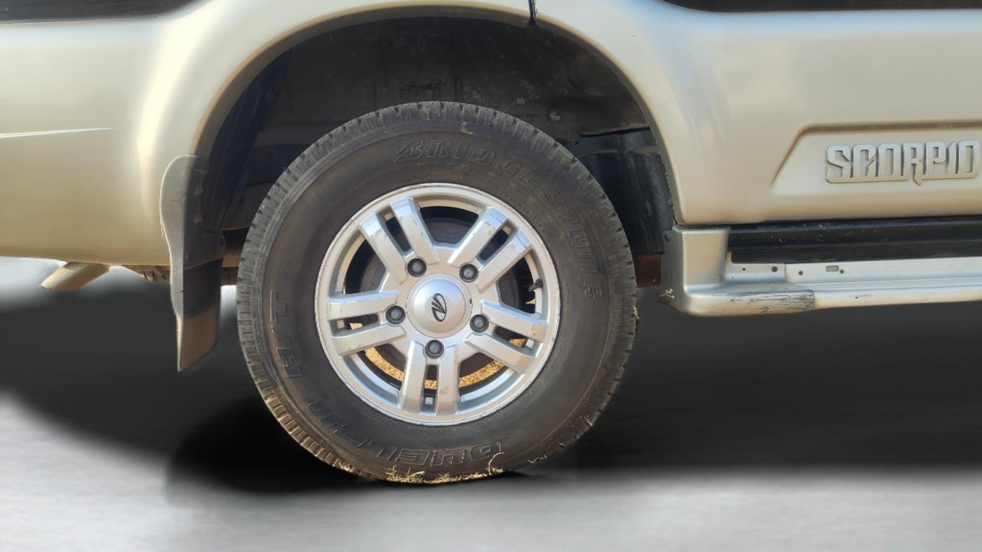 2013 Mahindra Scorpio VLX 2WD AIRBAG, Diesel, Manual, 1,35,000 km, Right Rear Wheel
