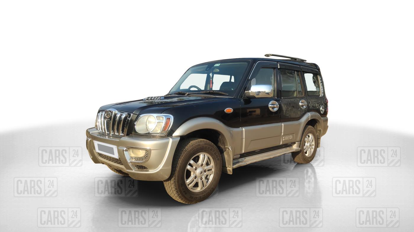 2013 Mahindra Scorpio VLX 2WD AIRBAG, Diesel, Manual, 1,35,000 km, Left Front Diagonal