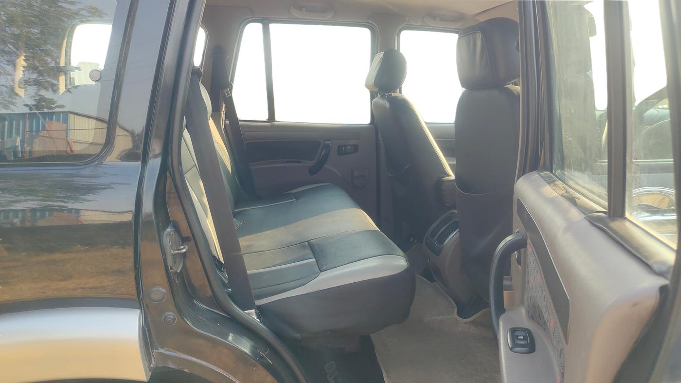 2013 Mahindra Scorpio VLX 2WD AIRBAG, Diesel, Manual, 1,35,000 km, Right Side Rear Door Cabin