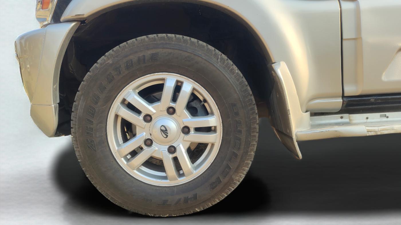 2013 Mahindra Scorpio VLX 2WD AIRBAG, Diesel, Manual, 1,35,000 km, Left Front Wheel