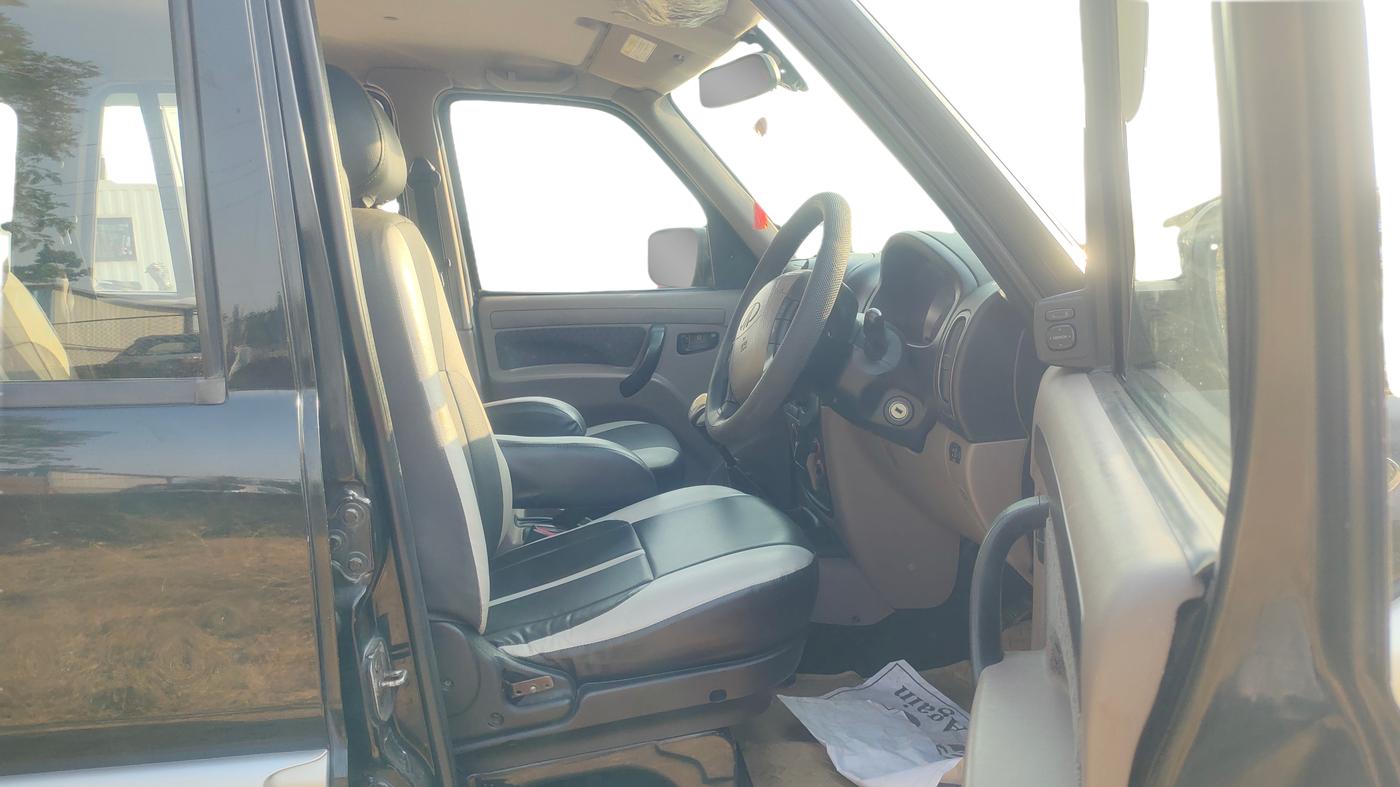 2013 Mahindra Scorpio VLX 2WD AIRBAG, Diesel, Manual, 1,35,000 km, Right Side Front Door Cabin