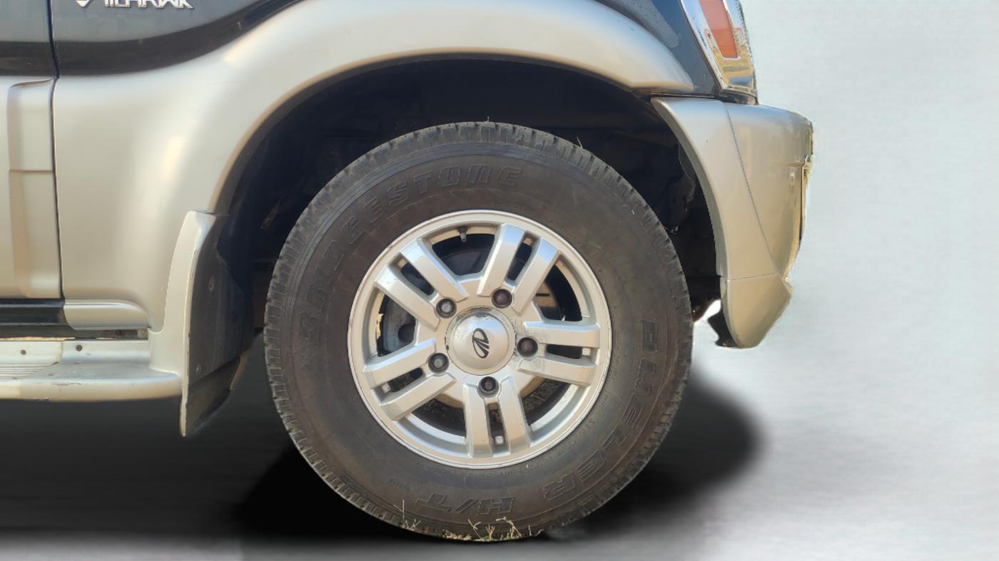 2013 Mahindra Scorpio VLX 2WD AIRBAG, Diesel, Manual, 1,35,000 km, Right Front Wheel