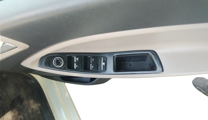 2015 Hyundai Elite i20 MAGNA 1.4 CRDI, Diesel, Manual, 65,204 km, Driver Side Door Panel Controls