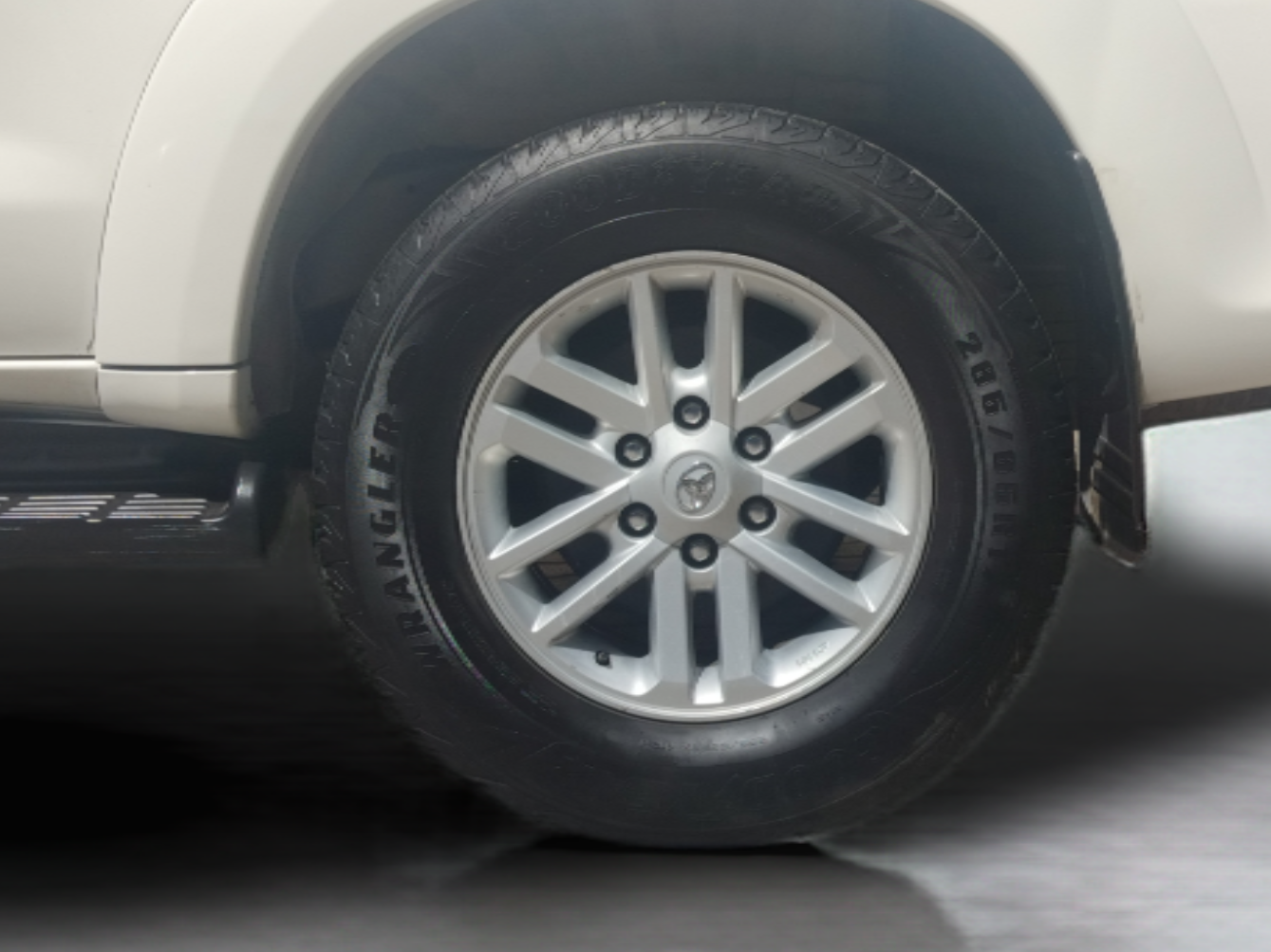 2014 Toyota Fortuner 3.0 4X2 AT, Diesel, Automatic, 1,96,844 km, Left Rear Wheel
