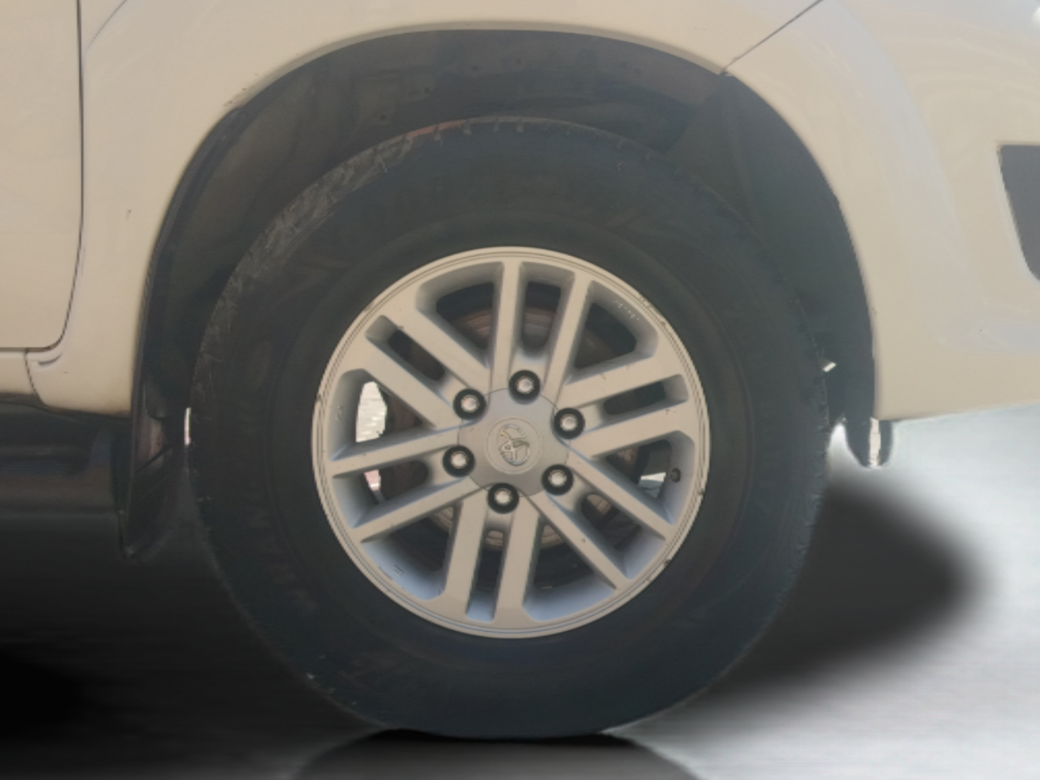2014 Toyota Fortuner 3.0 4X2 AT, Diesel, Automatic, 1,96,844 km, Right Front Wheel