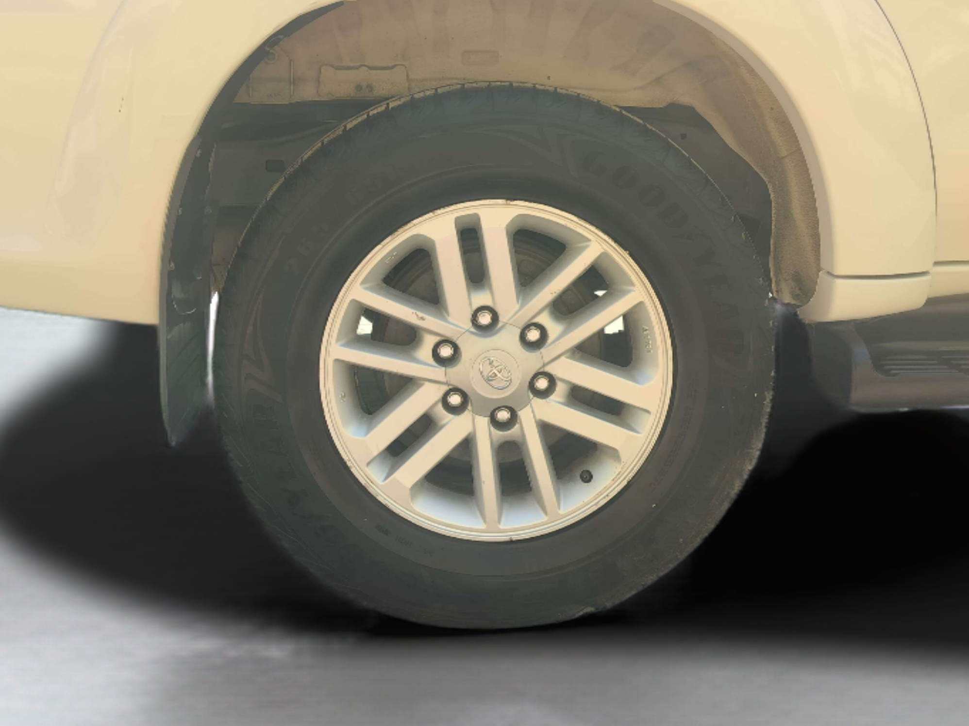 2014 Toyota Fortuner 3.0 4X2 AT, Diesel, Automatic, 1,96,844 km, Right Rear Wheel