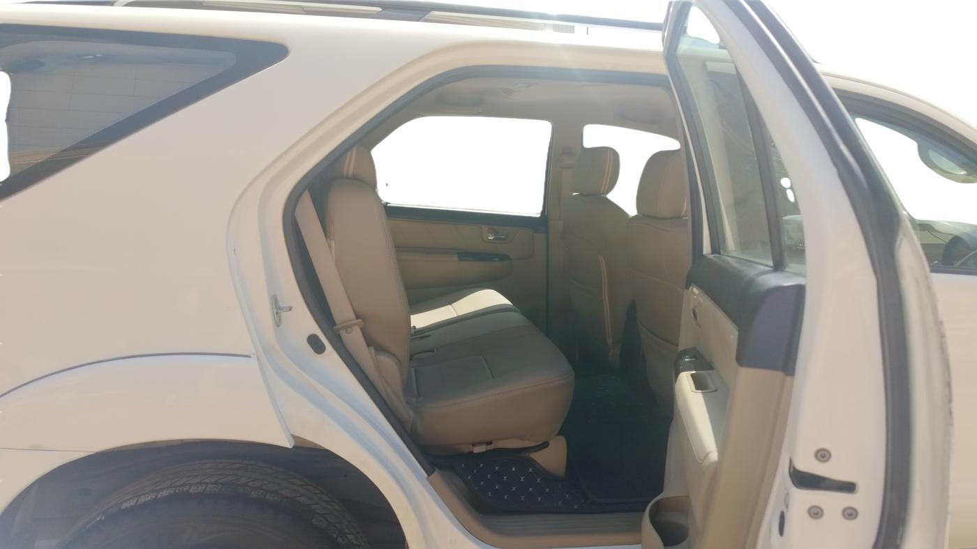 2014 Toyota Fortuner 3.0 4X2 AT, Diesel, Automatic, 1,96,844 km, Right Side Rear Door Cabin