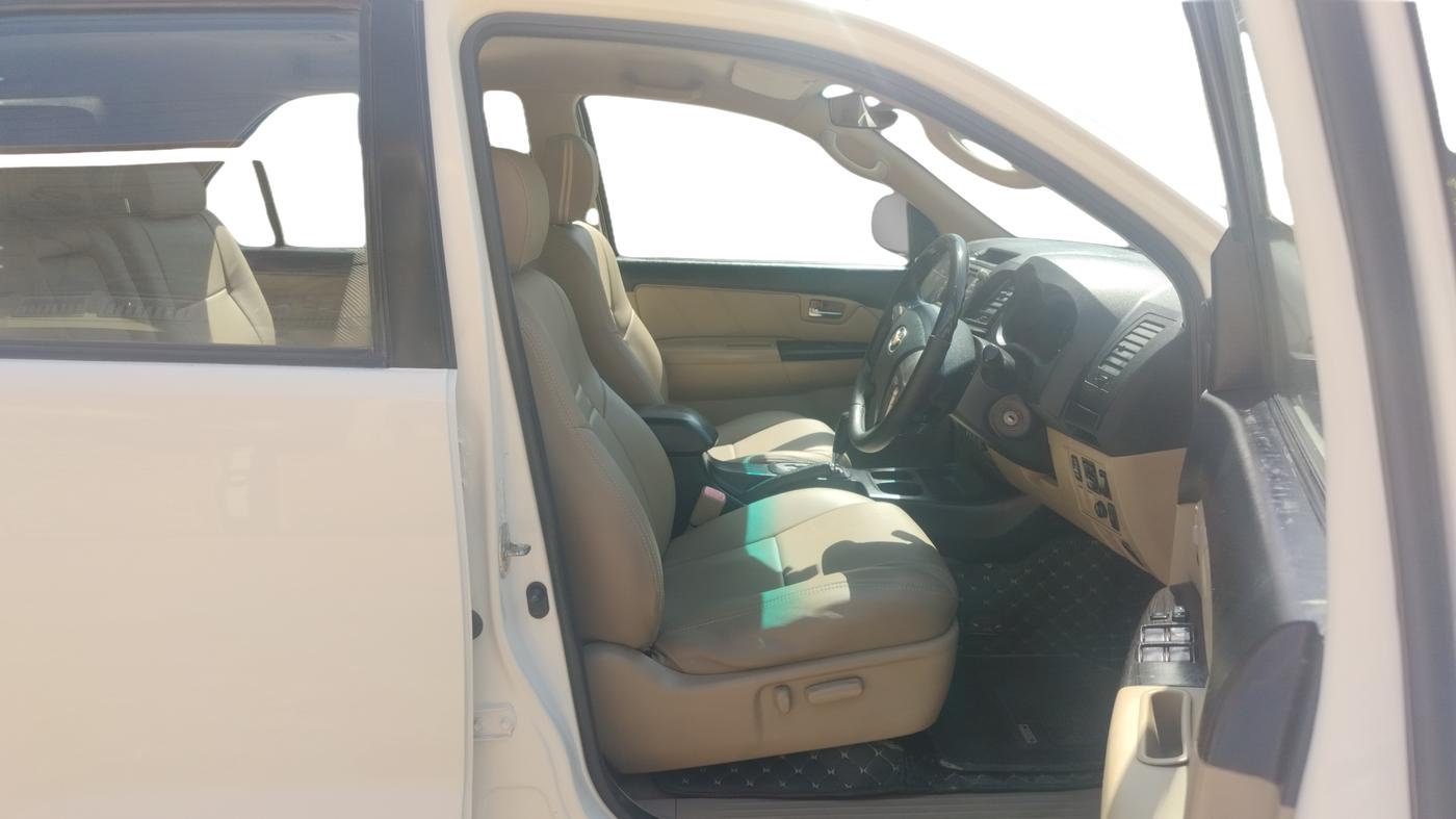 2014 Toyota Fortuner 3.0 4X2 AT, Diesel, Automatic, 1,96,844 km, Right Side Front Door Cabin