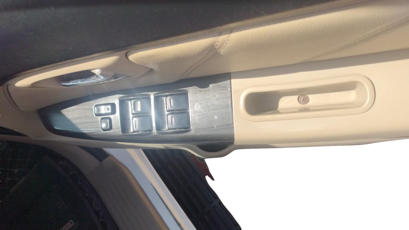 2014 Toyota Fortuner 3.0 4X2 AT, Diesel, Automatic, 1,96,844 km, Driver Side Door Panel Controls
