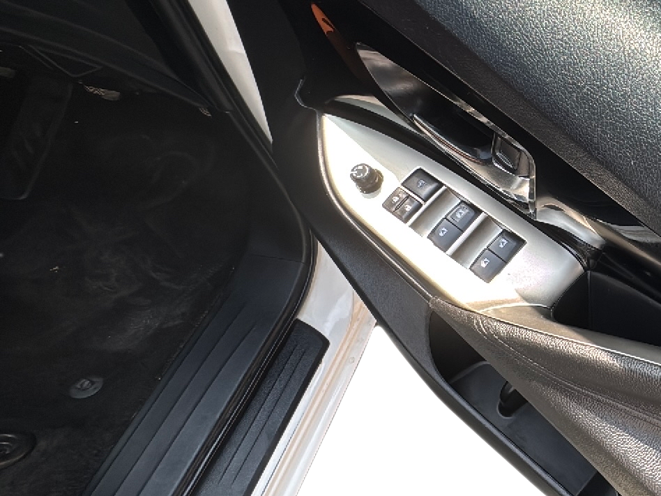 2018 Toyota Innova Crysta 2.4 VX 8 STR, Diesel, Manual, 51,759 km, Driver Side Door Panel Controls