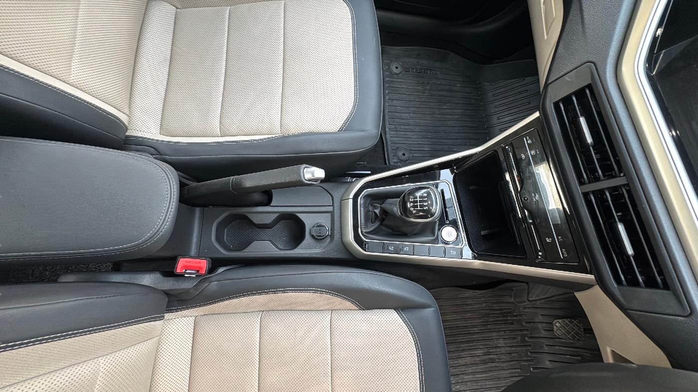 2023 Volkswagen VIRTUS TOPLINE TSI 1.0 MT, Petrol, Manual, 6,251 km, Gear Lever