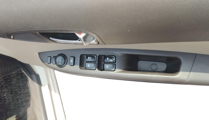 2012 Hyundai i20 SPORTZ 1.2, Petrol, Manual, 42,437 km, Driver Side Door Panel Controls