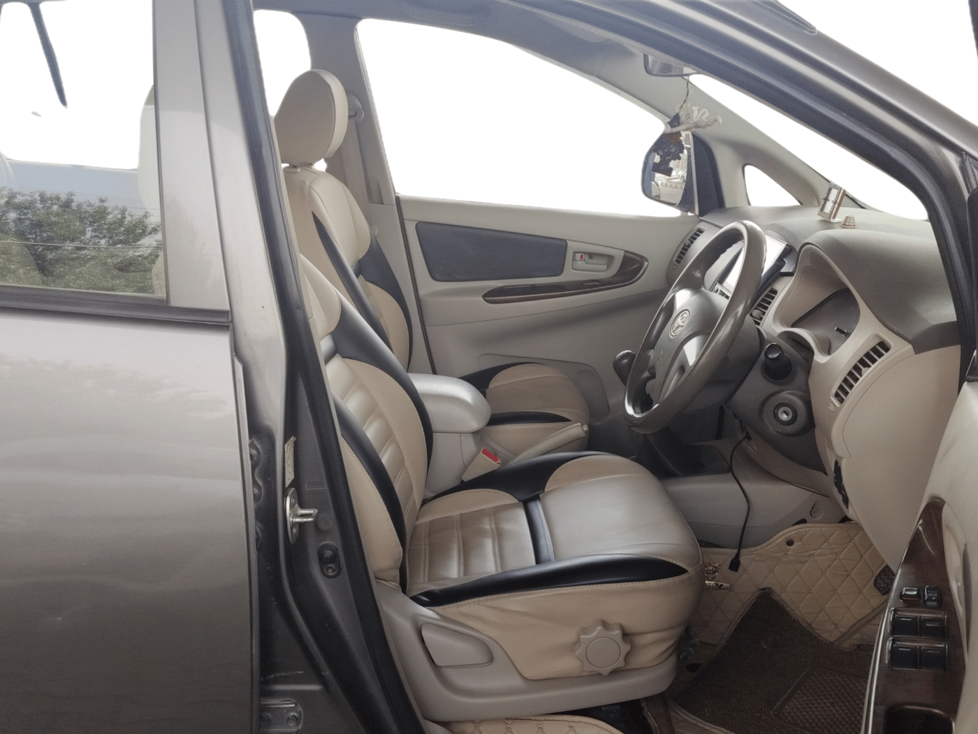 2014 Toyota Innova 2.5 GX 8 STR, Diesel, Manual, 1,54,904 km, Right Side Front Door Cabin