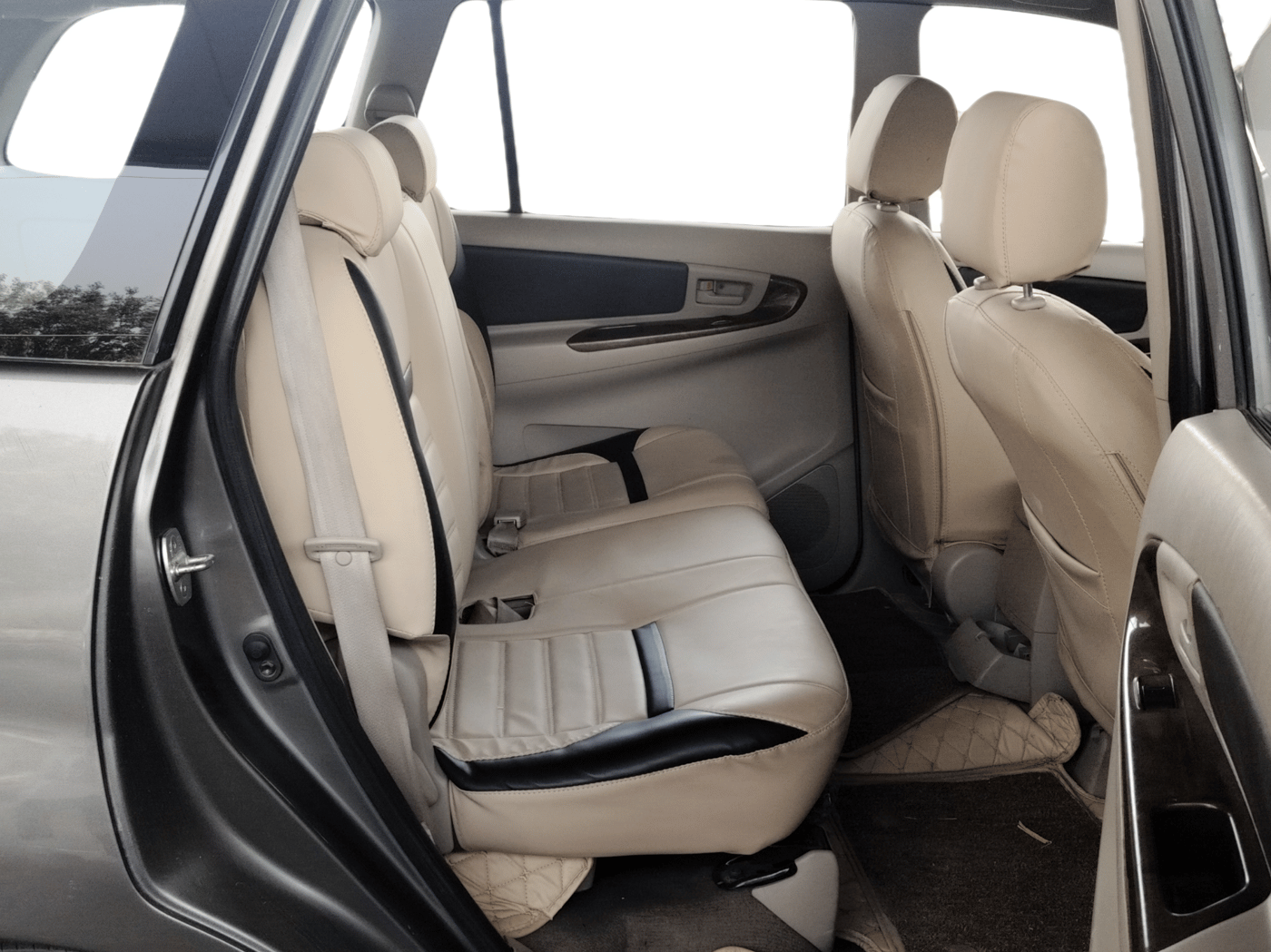 2014 Toyota Innova 2.5 GX 8 STR, Diesel, Manual, 1,54,904 km, Right Side Rear Door Cabin