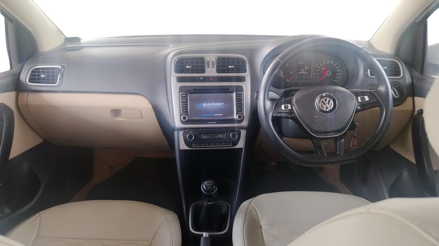 2015 Volkswagen Polo HIGHLINE1.5L, Diesel, Manual, 54,388 km, Dashboard