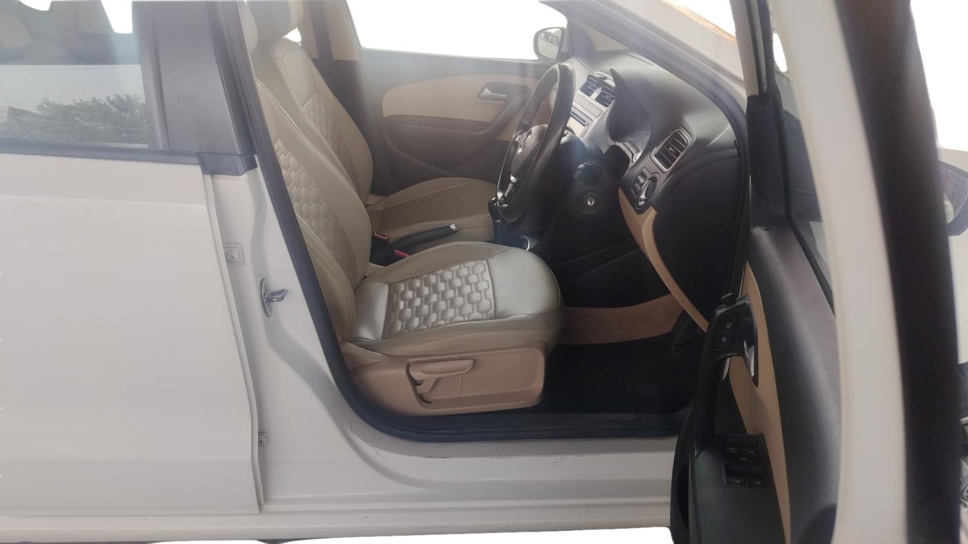 2015 Volkswagen Polo HIGHLINE1.5L, Diesel, Manual, 54,388 km, Right Side Front Door Cabin