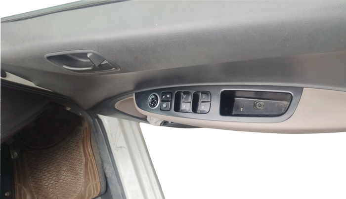 2015 Hyundai Grand i10 MAGNA 1.2 KAPPA VTVT, Petrol, Manual, 61,597 km, Driver Side Door Panel Controls