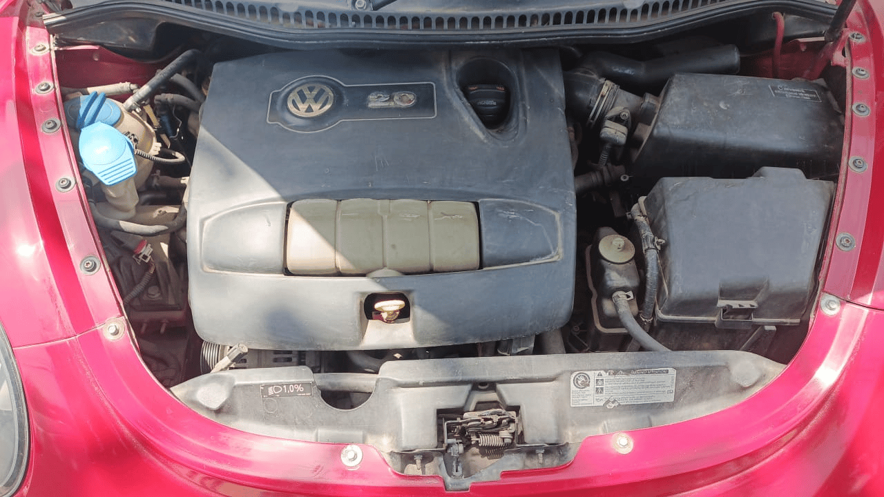 2011 Volkswagen Beetle 2.0 AT, Petrol, Automatic, 30,814 km, Open Bonnet