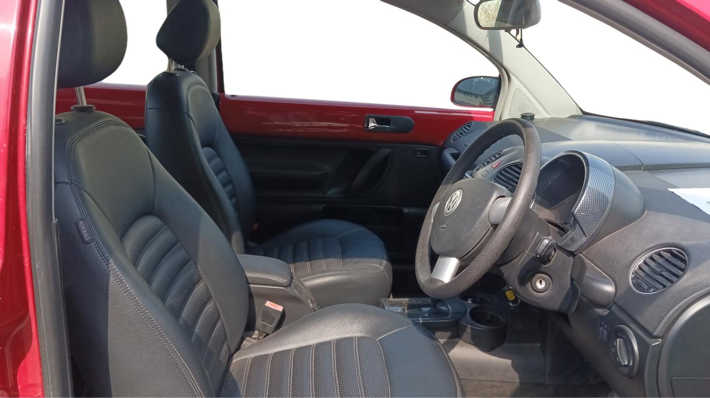 2011 Volkswagen Beetle 2.0 AT, Petrol, Automatic, 30,814 km, Right Side Rear Door Cabin