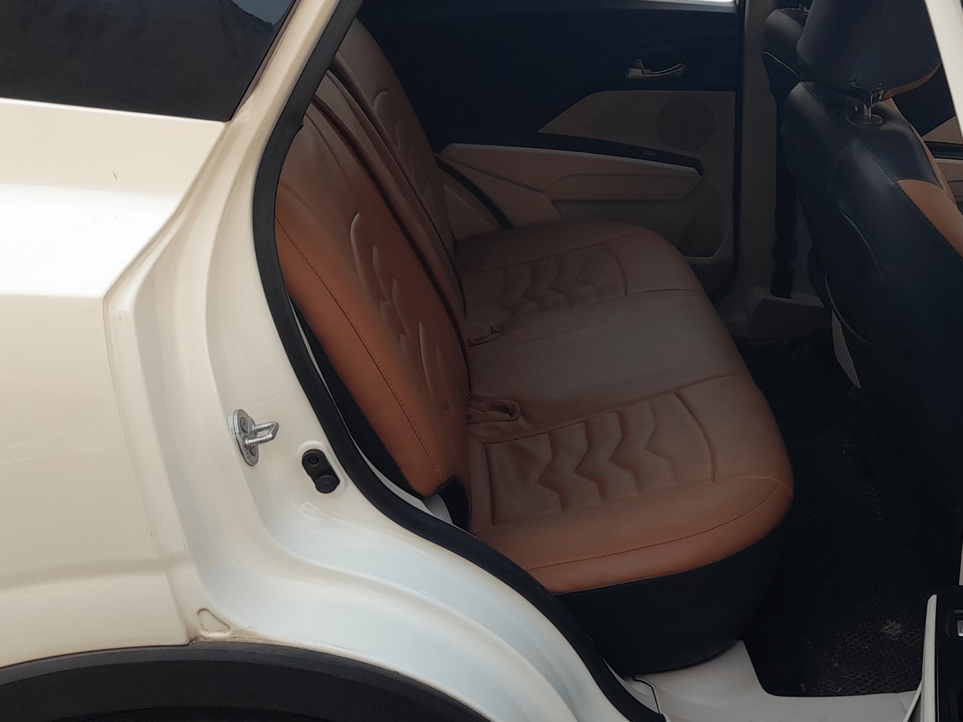 2020 Mahindra XUV300 W8 1.2 PETROL, Petrol, Manual, 81,317 km, Right Side Rear Door Cabin
