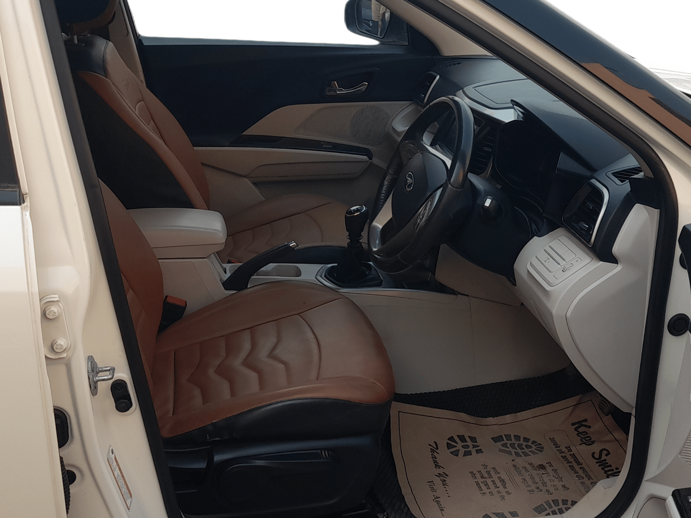 2020 Mahindra XUV300 W8 1.2 PETROL, Petrol, Manual, 81,317 km, Right Side Front Door Cabin