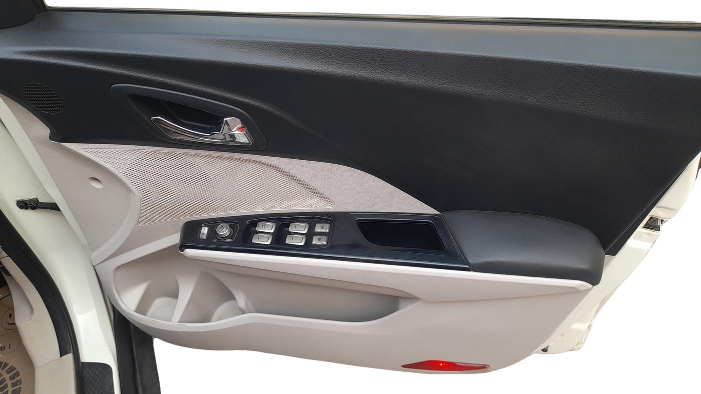 2020 Mahindra XUV300 W8 1.2 PETROL, Petrol, Manual, 81,317 km, Driver Side Door Panel Controls