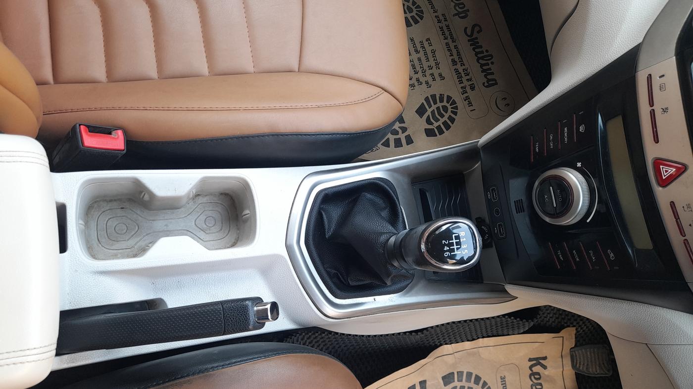 2020 Mahindra XUV300 W8 1.2 PETROL, Petrol, Manual, 81,317 km, Gear Lever