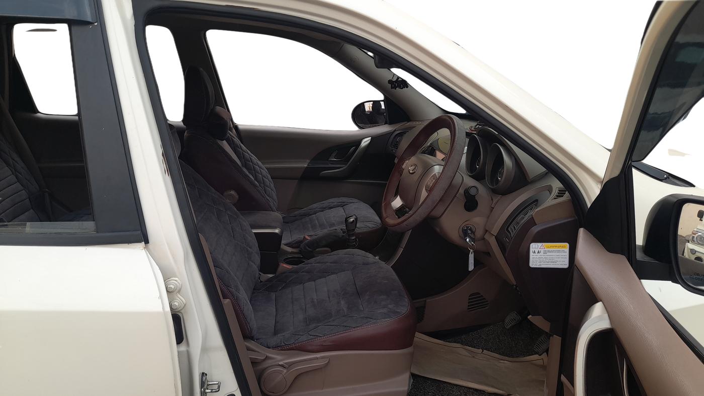2014 Mahindra XUV500 W8, Diesel, Manual, 85,236 km, Right Side Front Door Cabin