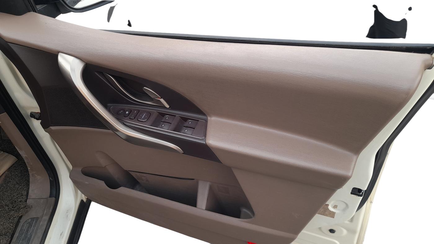 2014 Mahindra XUV500 W8, Diesel, Manual, 85,236 km, Driver Side Door Panel Controls