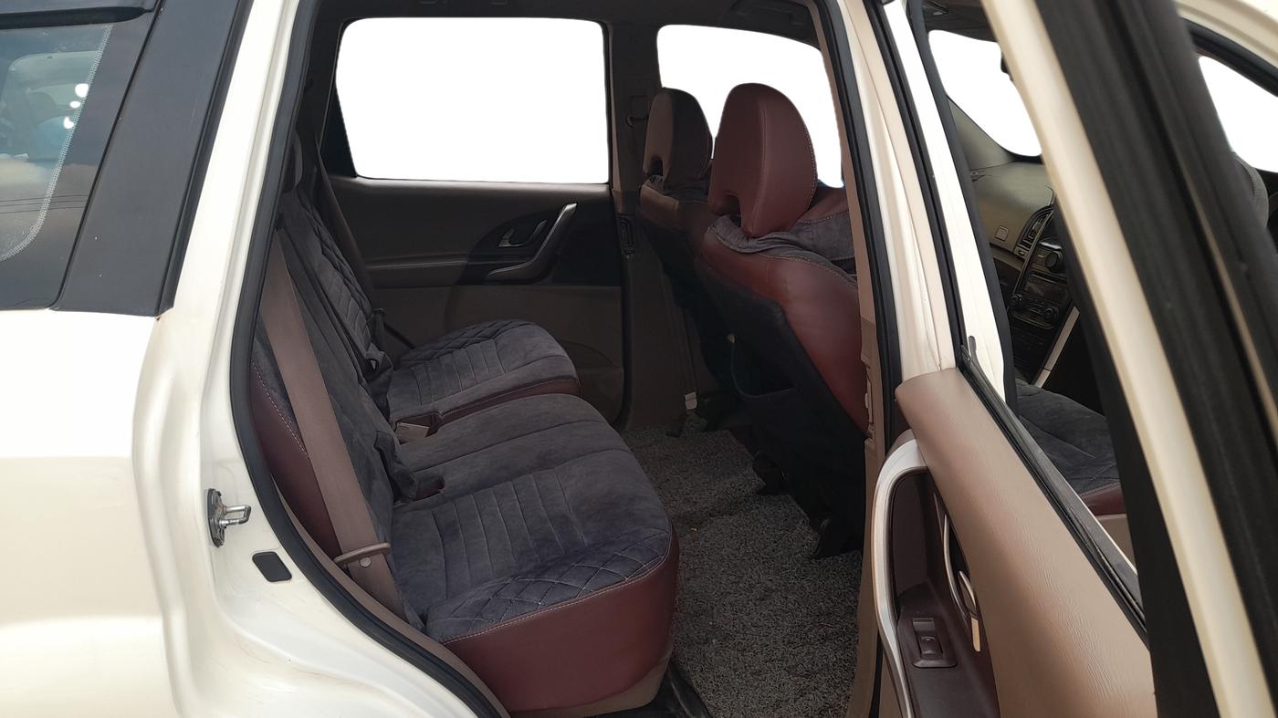 2014 Mahindra XUV500 W8, Diesel, Manual, 85,236 km, Right Side Rear Door Cabin
