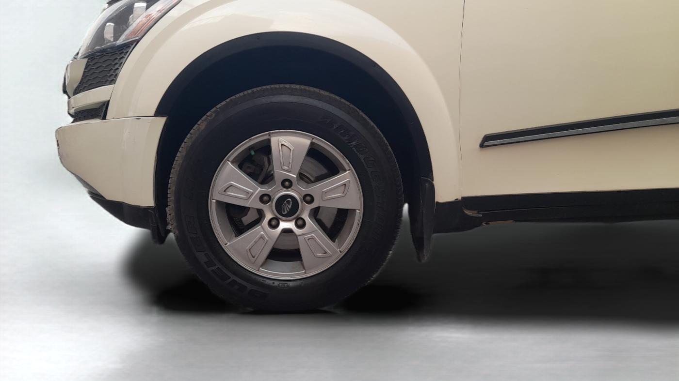 2014 Mahindra XUV500 W8, Diesel, Manual, 85,236 km, Left Front Wheel