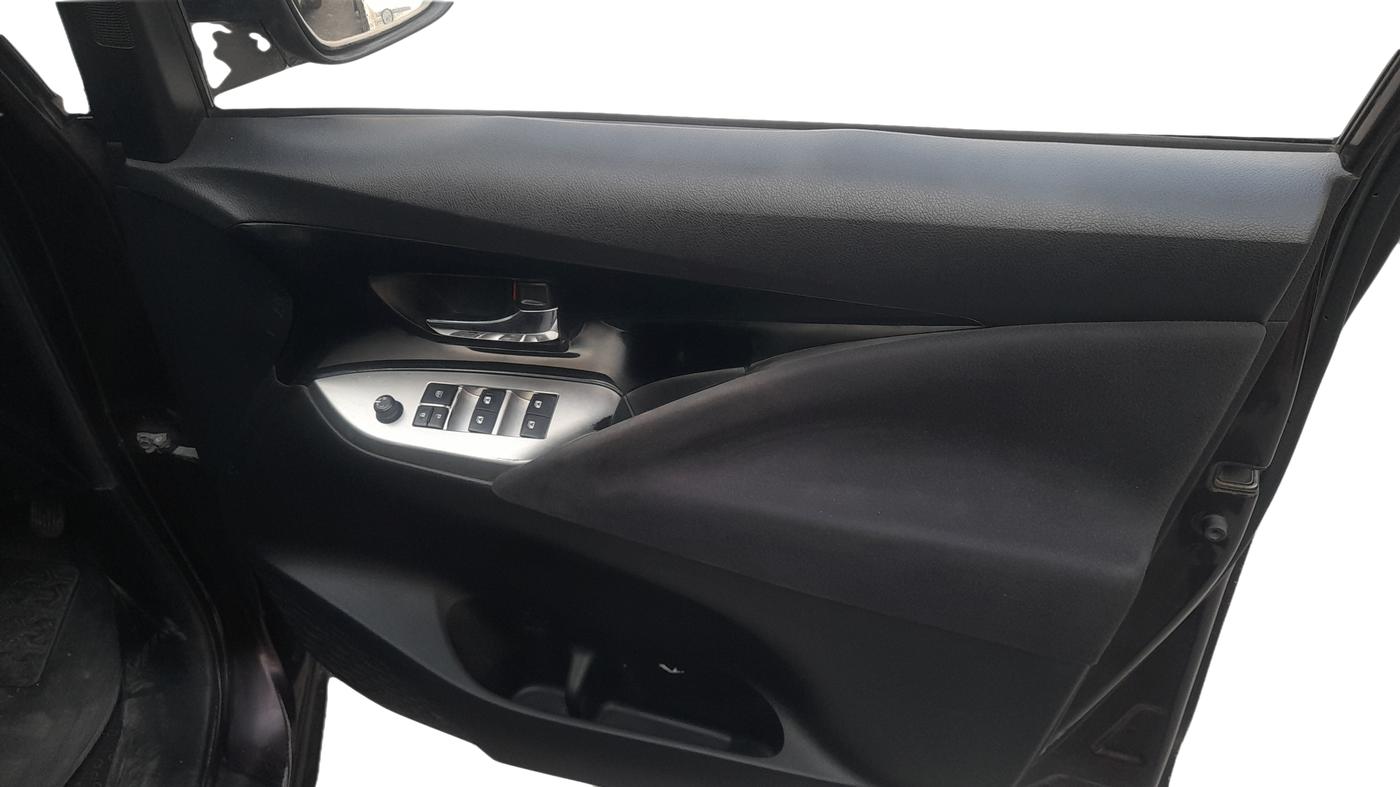 2017 Toyota Innova Crysta 2.4 VX 7 STR, Diesel, Manual, 69,368 km, Driver Side Door Panel Controls