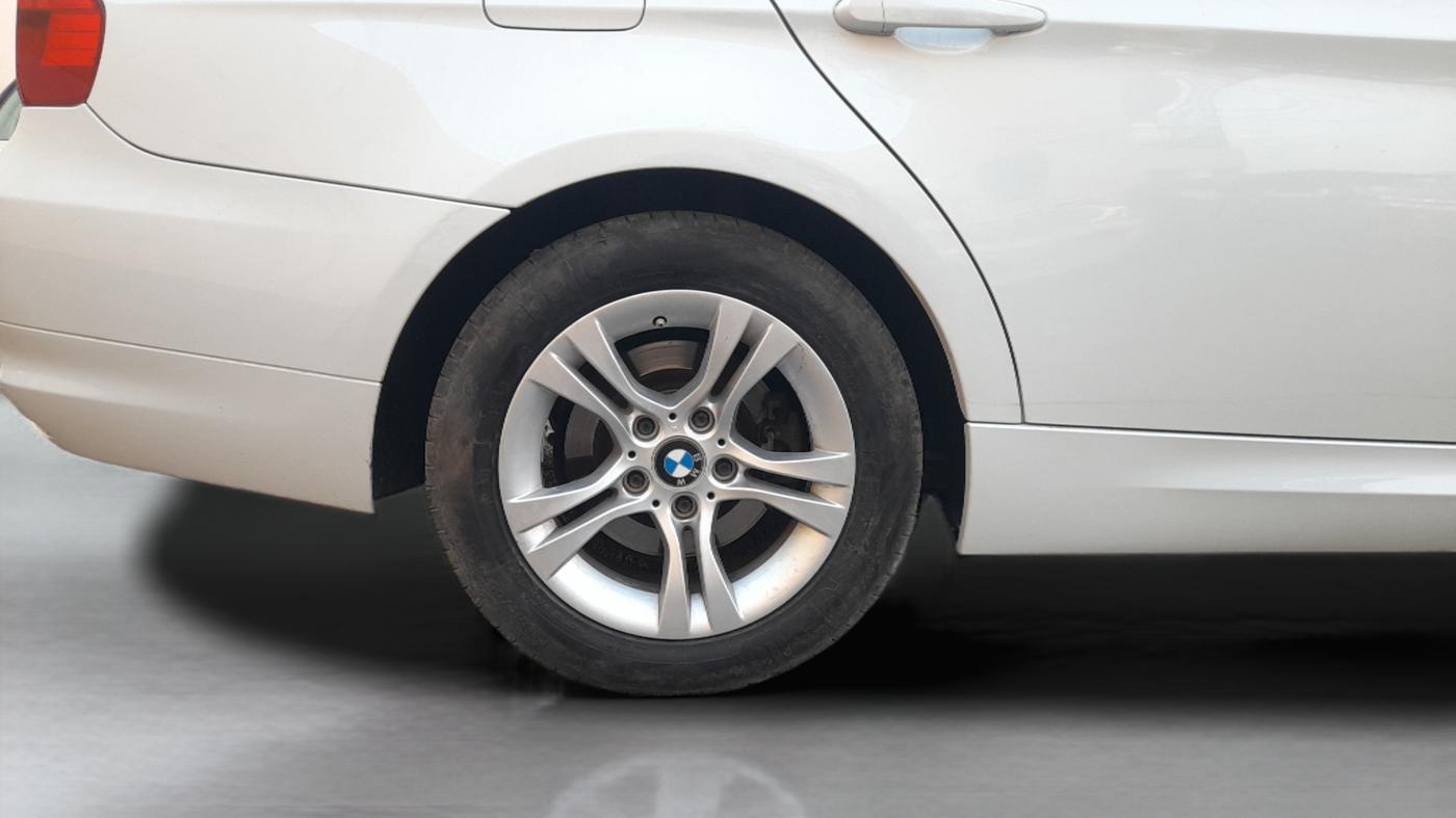 2012 BMW 3 Series 320d, Diesel, Automatic, 1,15,282 km, Right Rear Wheel