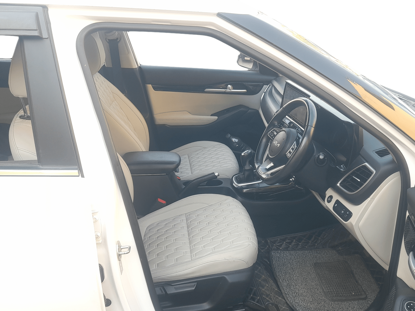 2022 KIA SELTOS HTX PETROL 1.5, Petrol, Manual, 74,210 km, Right Side Front Door Cabin