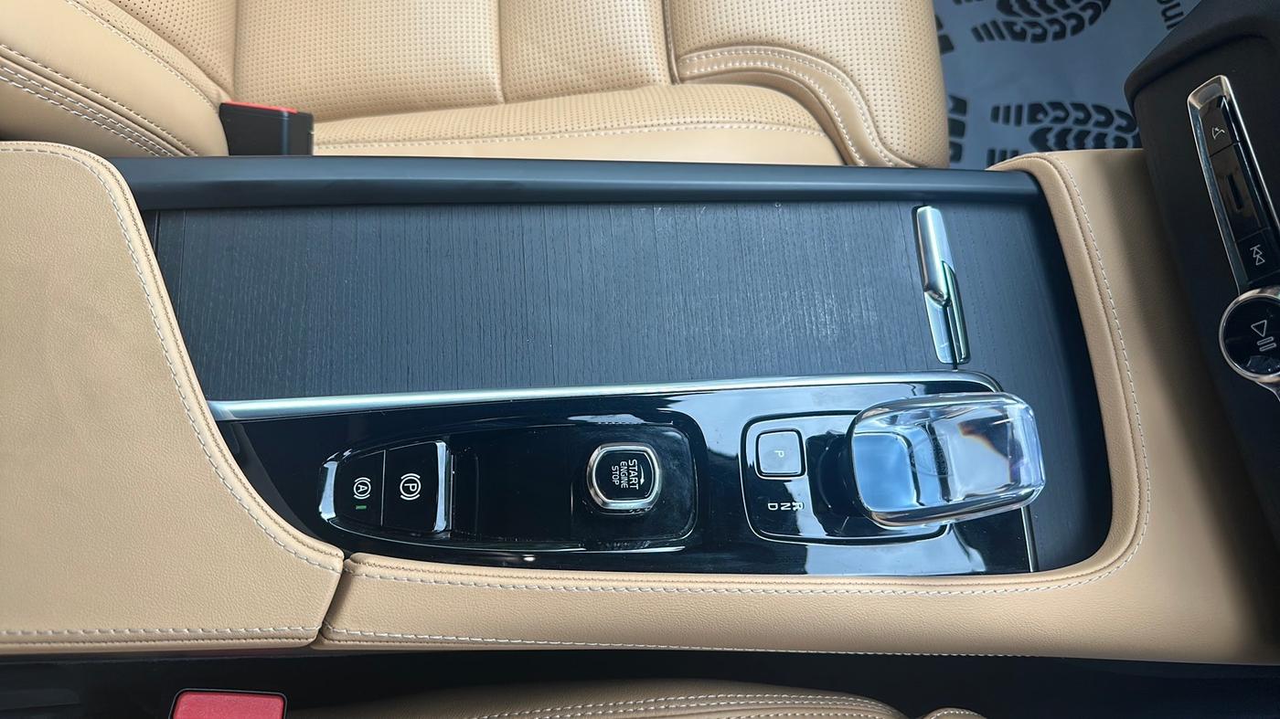 2024 Volvo XC 90 B6 INSCRIPTION, Petrol, Automatic, 3,000 km, Gear Lever