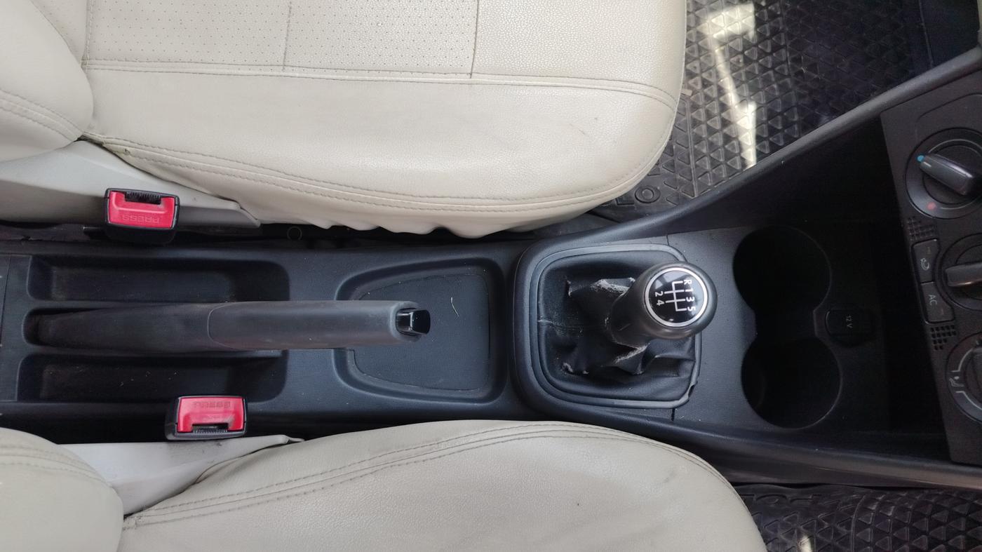 2011 Volkswagen Polo COMFORTLINE 1.2L, Diesel, Manual, 72,539 km, Gear Lever