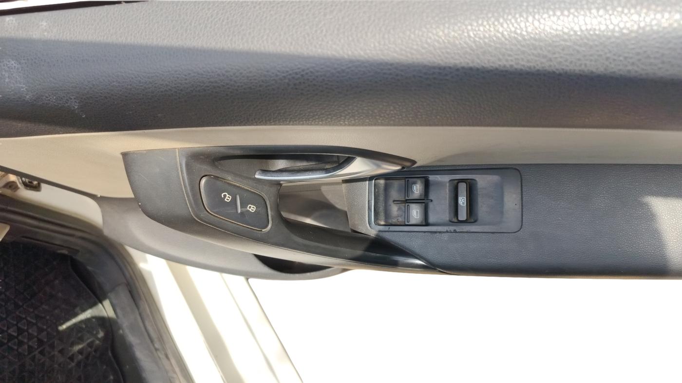 2011 Volkswagen Polo COMFORTLINE 1.2L, Diesel, Manual, 72,539 km, Driver Side Door Panel Controls
