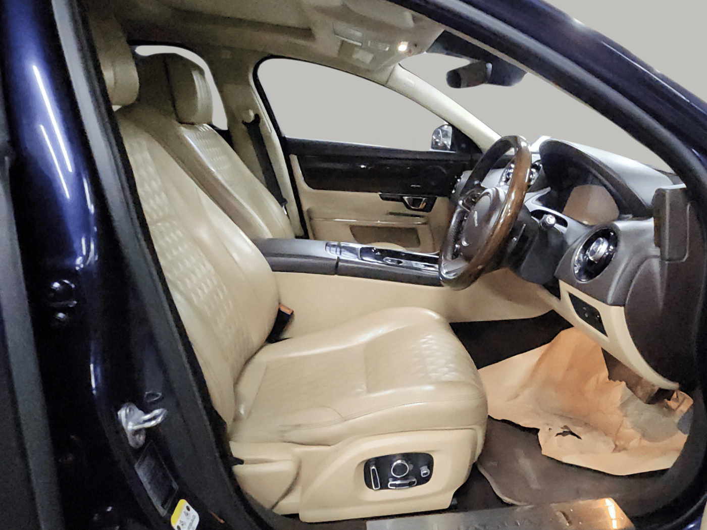 2018 Jaguar XJ L 3.0 V 6 PORTFOLIO, Diesel, Automatic, 28,000 km, Right Side Front Door Cabin