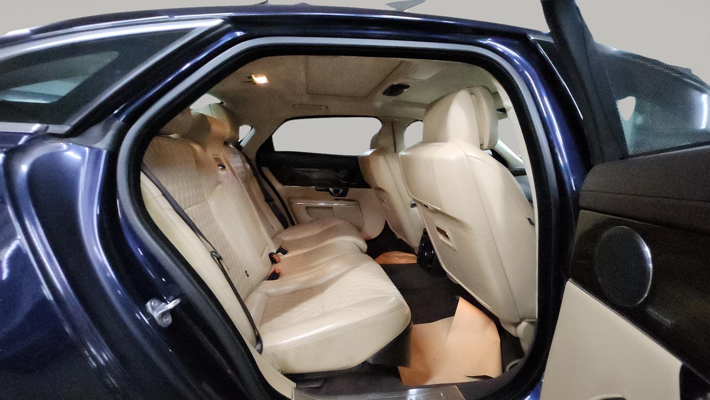 2018 Jaguar XJ L 3.0 V 6 PORTFOLIO, Diesel, Automatic, 28,000 km, Right Side Rear Door Cabin