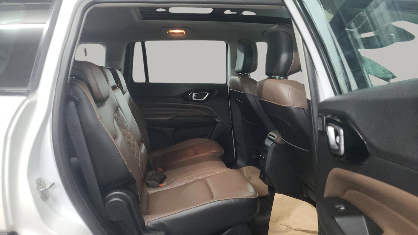 2022 Jeep MERIDIAN LIMITED (O) 4X2 AT, Diesel, Automatic, 14,000 km, Right Side Rear Door Cabin