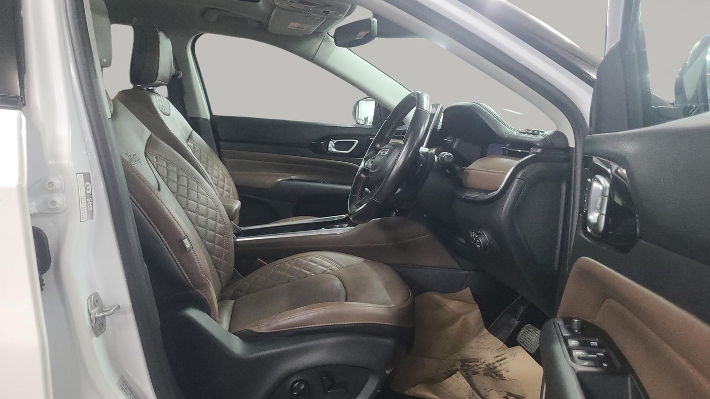 2022 Jeep MERIDIAN LIMITED (O) 4X2 AT, Diesel, Automatic, 14,000 km, Right Side Front Door Cabin